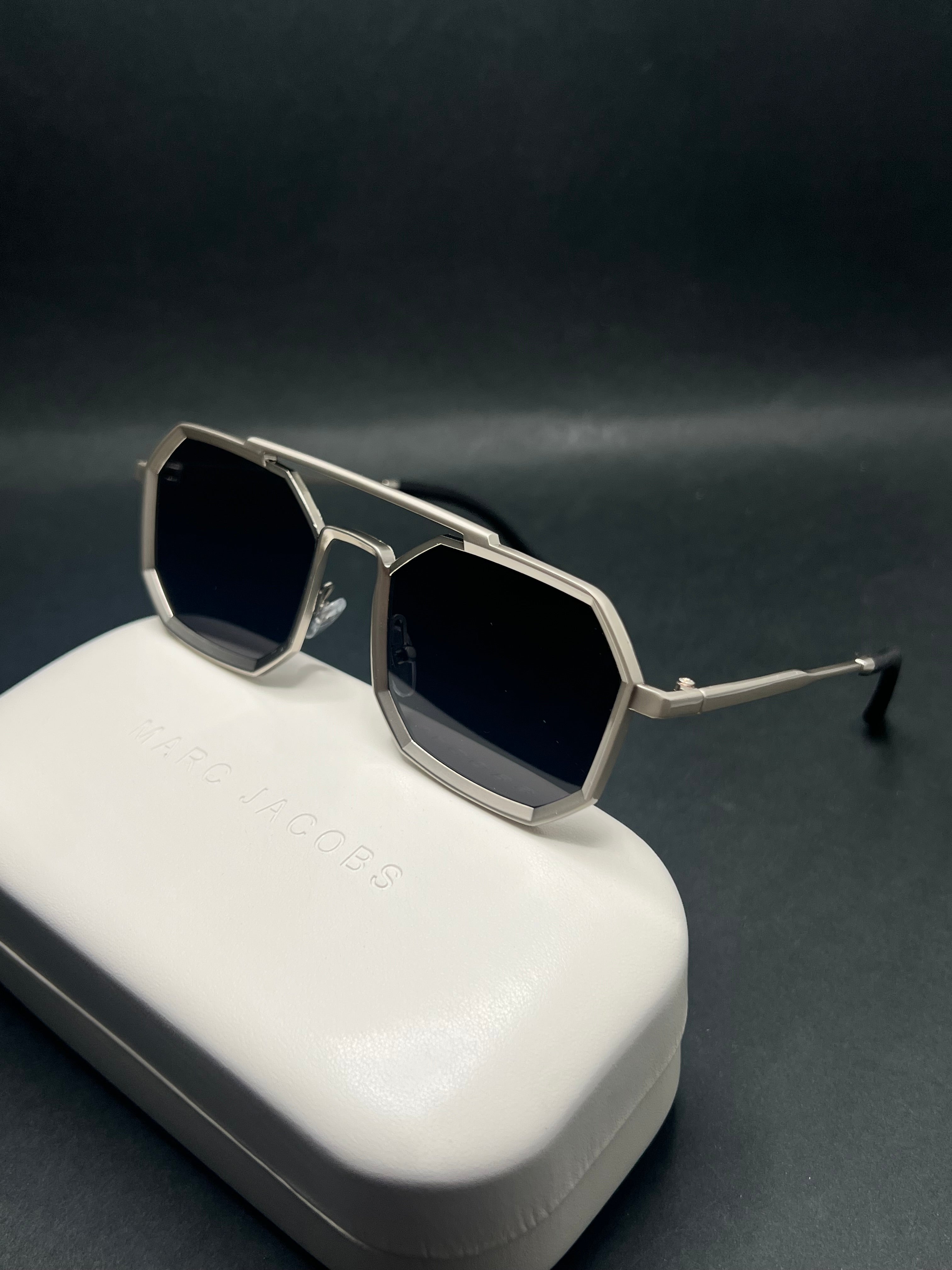 Marc-Jacobs MJ9700