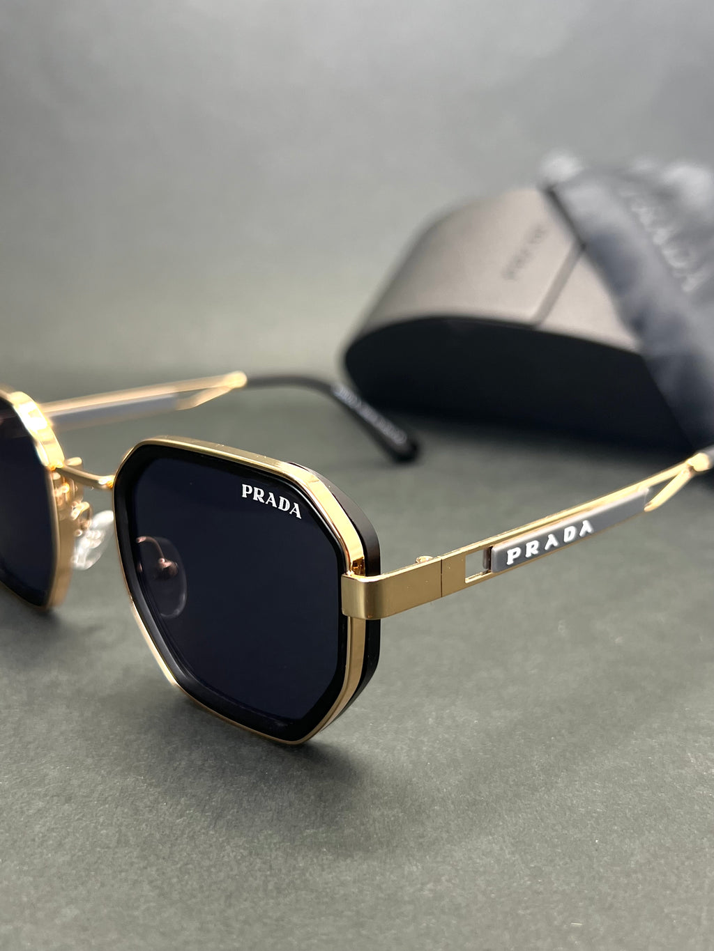 Prada oynx