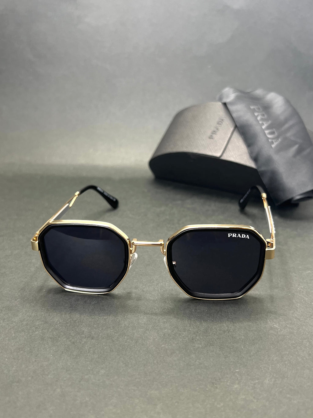 Prada oynx