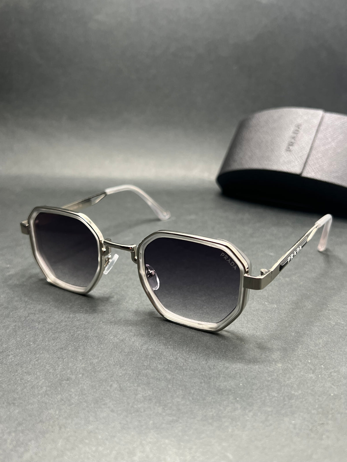 Prada oynx